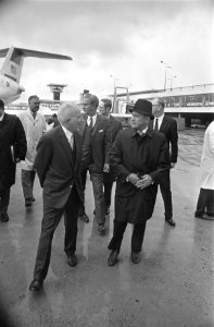 Minister van Verkeer en Waterstaat (USA), John Volpe , arriveert op Schiphol mi, Bestanddeelnr 923-8887