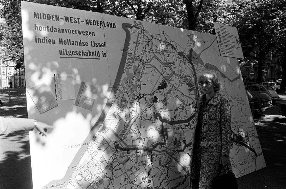Minister mevrouw I Vorrink opent milieu-markt in Den Haag ivm wereld-milieud, Bestanddeelnr 926-4587