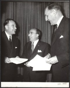 Ministers, internationale samenwerking, aanbiedingen, documenten, Cals, Jo, Euro, Bestanddeelnr 083-0837
