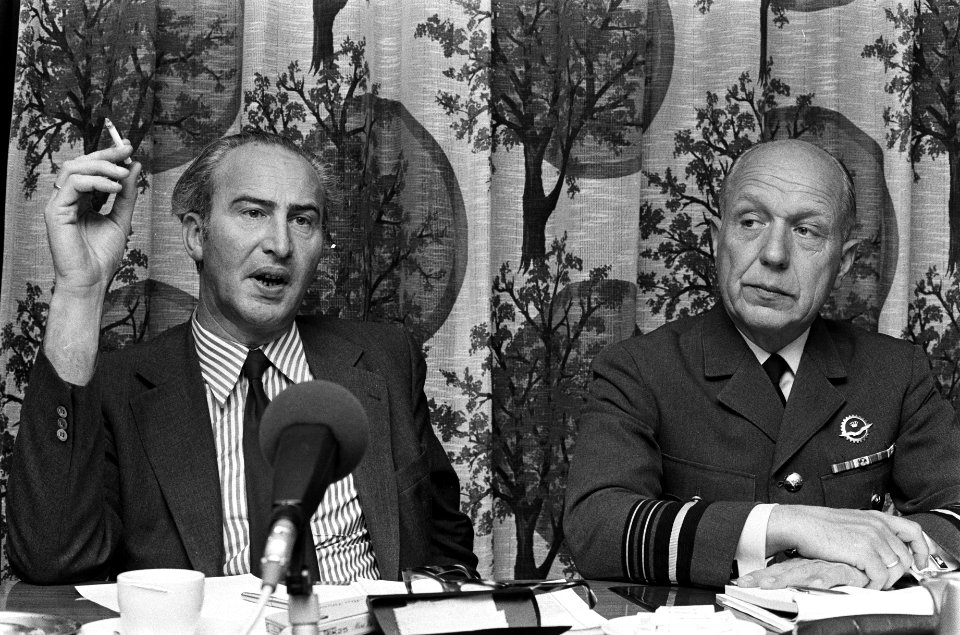 Minister Vredeling (links) en luitenant-generaal H.K. Stokla, Bestanddeelnr 927-9505
