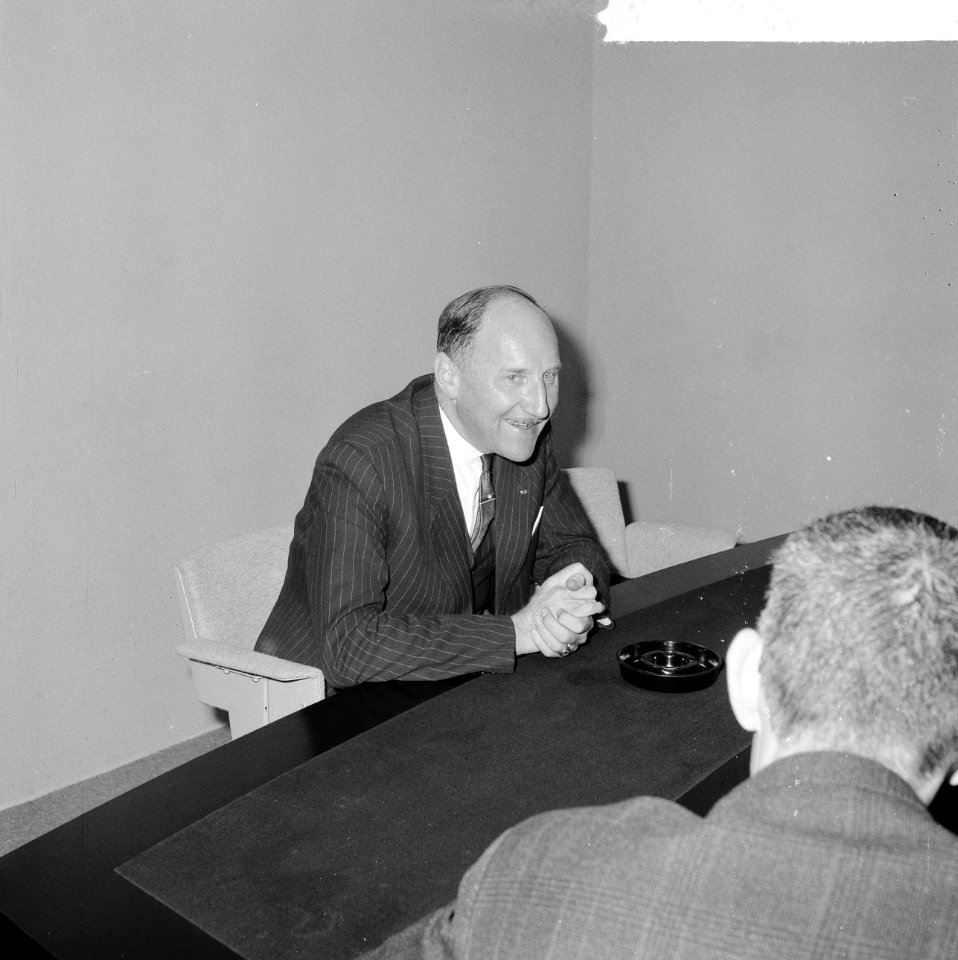 Minister Luns terug van verlof uit Parijs, Minister Luns tijdens persconferentie, Bestanddeelnr 914-4433