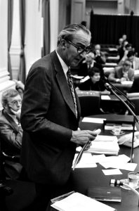 Minister Vredeling en de Tweede Kamer tijdens de stemming over de moties, Bestanddeelnr 927-9818