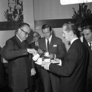 Minister van Volkshuisvesting en Ruimtelijke Ordening dhr. Pieter Bogaers en Pri, Bestanddeelnr 919-6747