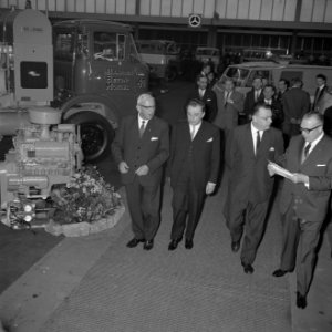 Minister van Verkeer en Waterstaat mr. Van Aartsen , minister Van Aartsen neemt , Bestanddeelnr 916-0244