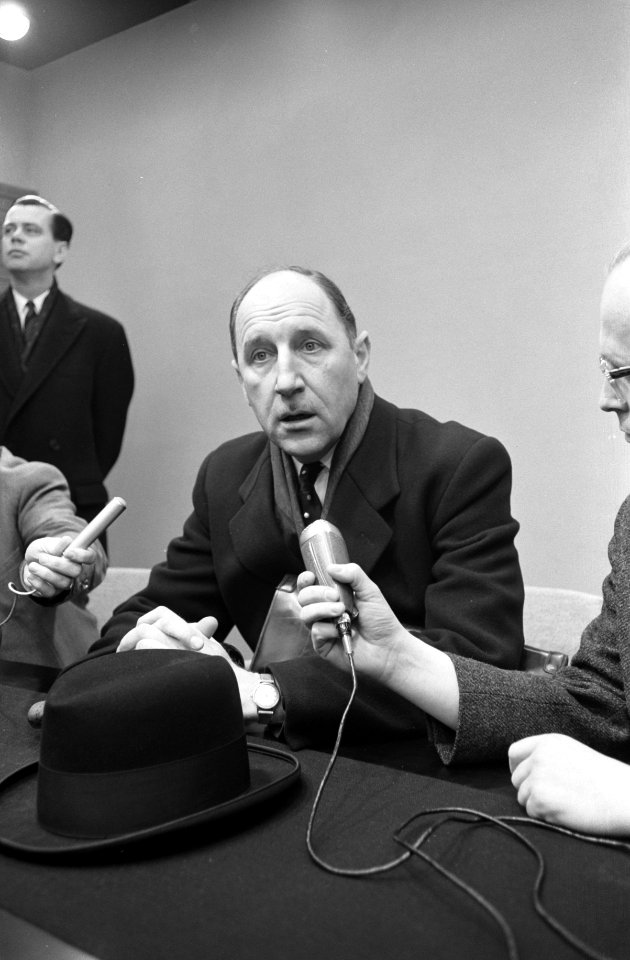 Minister Luns uit Londen tijdens persconferentie, Bestanddeelnr 913-7576