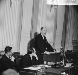 Minister Luns tijdens zijn rede in de Tweede Kamer, minister Luns, Bestanddeelnr 914-7748