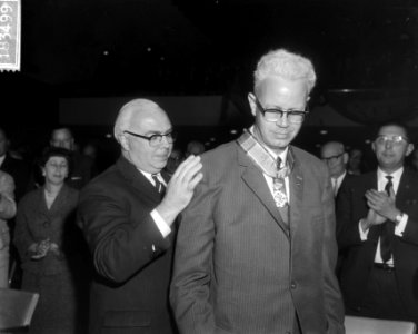 Minister Veldkamp terwijl hij de onderscheidingen uitreikt aan de heer Roemers, Bestanddeelnr 918-3499