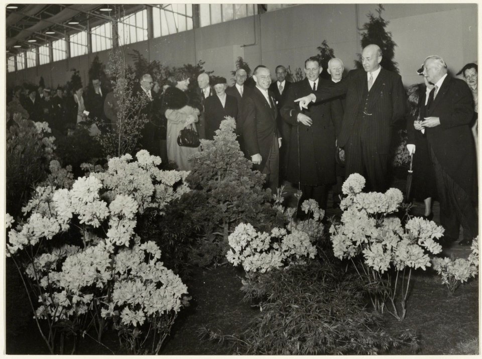 Minister Mansholt bezoekt de FLORA-tentoonstelling