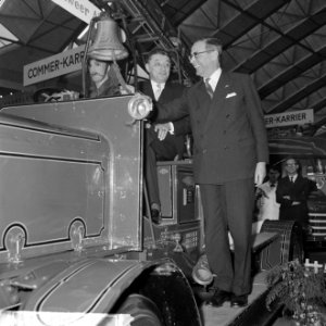 Minister van Verkeer en Waterstaat mr. Van Aartsen , minister Van Aartsen neemt , Bestanddeelnr 916-0243