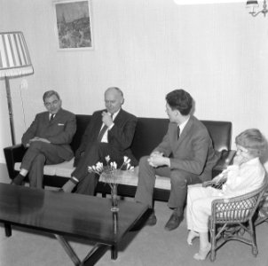 Minister Vondeling op huisbezoek, Bestanddeelnr 918-9568