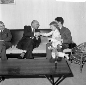 Minister Vondeling op huisbezoek, Bestanddeelnr 918-9561