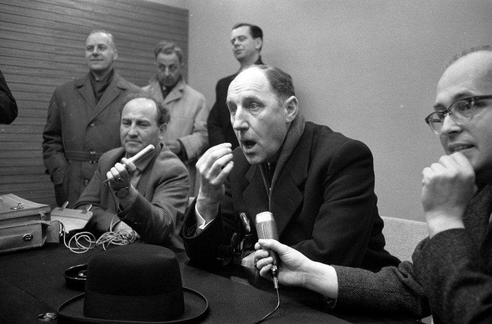 Minister Luns uit Londen tijdens persconferentie, Bestanddeelnr 913-7571