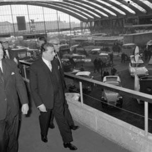 Minister van Verkeer en Waterstaat mr. Van Aartsen , minister Van Aartsen neemt , Bestanddeelnr 916-0239