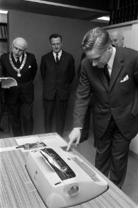 Minister Veringa drukt op een knop van een automatische schrijfmachine, links d…, Bestanddeelnr 924-3819