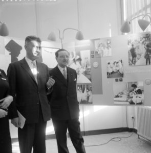 Minister mr dr Ch J M A van Rooy opent beroepententoonstelling in Den Haag, Bestanddeelnr 911-7797