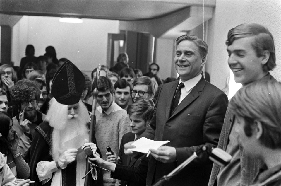 Minister Veringa discussieert met studenten in Oudemanshuispoort minister Vering, Bestanddeelnr 921-9127