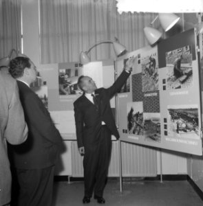 Minister mr dr Ch J M A van Rooy opent beroepententoonstelling in Den Haag, Bestanddeelnr 911-7794