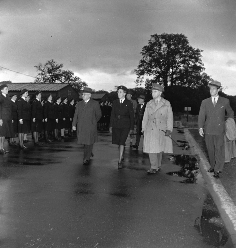 Minister van Oorlog, C.C.A. van Lidth de Jeude inspecteert het (Vrijwillig) Vrou, Bestanddeelnr 935-2473
