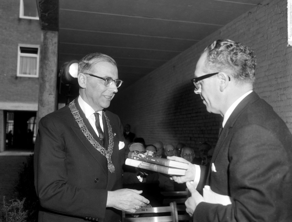 Minister Vrolijk (rechts) overhandigde burgemeester Van Hall het boek Ondergang, Bestanddeelnr 917-6784