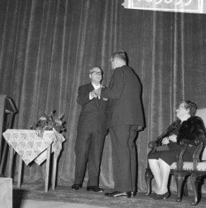 Minister Vrolijk (r.) en mevrouw Heijermans (l.), Bestanddeelnr 918-3653