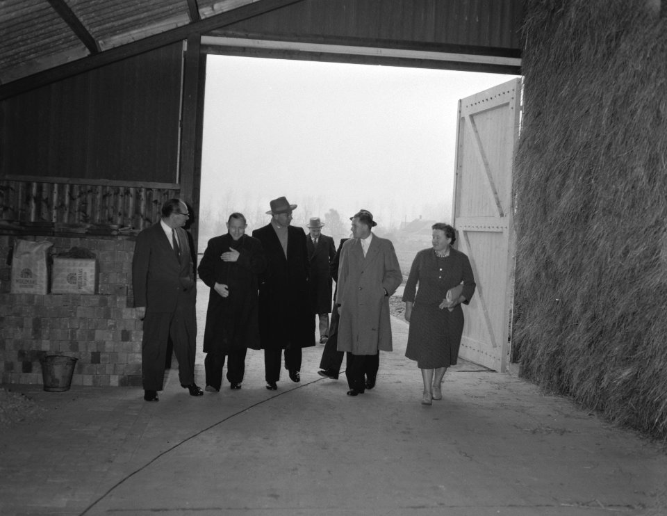 Minister Vondeling opent eerste boerderij van het Argotype in Horssen(Gelderland, Bestanddeelnr 910-0186
