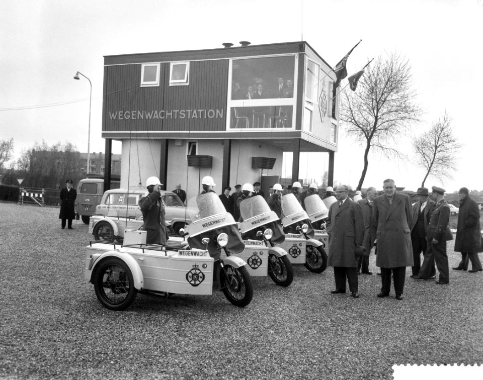 Minister van Verkeer en Waterstaat drs H A Korthals opent ANWB Wegenwachtstat, Bestanddeelnr 911-1977