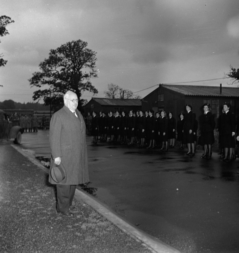 Minister van Oorlog, C.C.A. van Lidth de Jeude inspecteert het (Vrijwillig) Vrou, Bestanddeelnr 935-2471