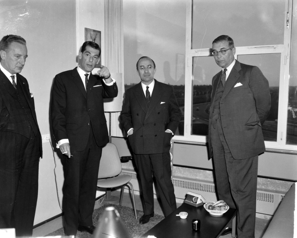 Minister van OK en W Cals, het studentenhuis Casa Academica volledig in gebru, Bestanddeelnr 914-4655