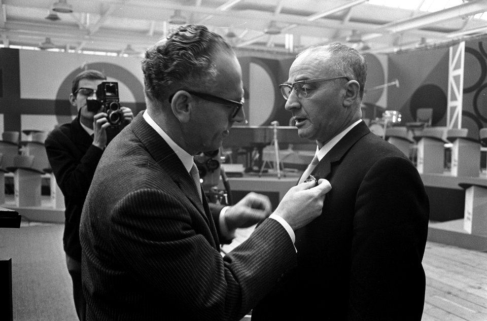 Minister Vrolijk terwijl hij (vermoedelijk) een onderscheiding opspeldt bij de …, Bestanddeelnr 918-3855