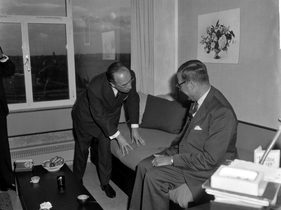 Minister van OK en W Cals, het studentenhuis Casa Academica volledig in gebru, Bestanddeelnr 914-4648