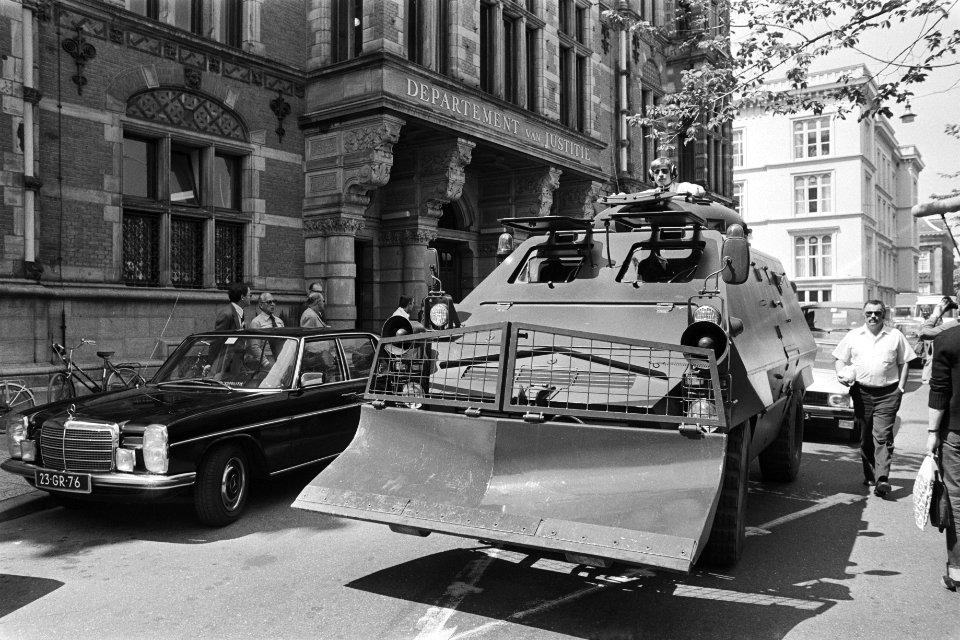 Ministerie van Justitie in verband met gijzelingen een UR416 pantserwagen voor , Bestanddeelnr 929-1961