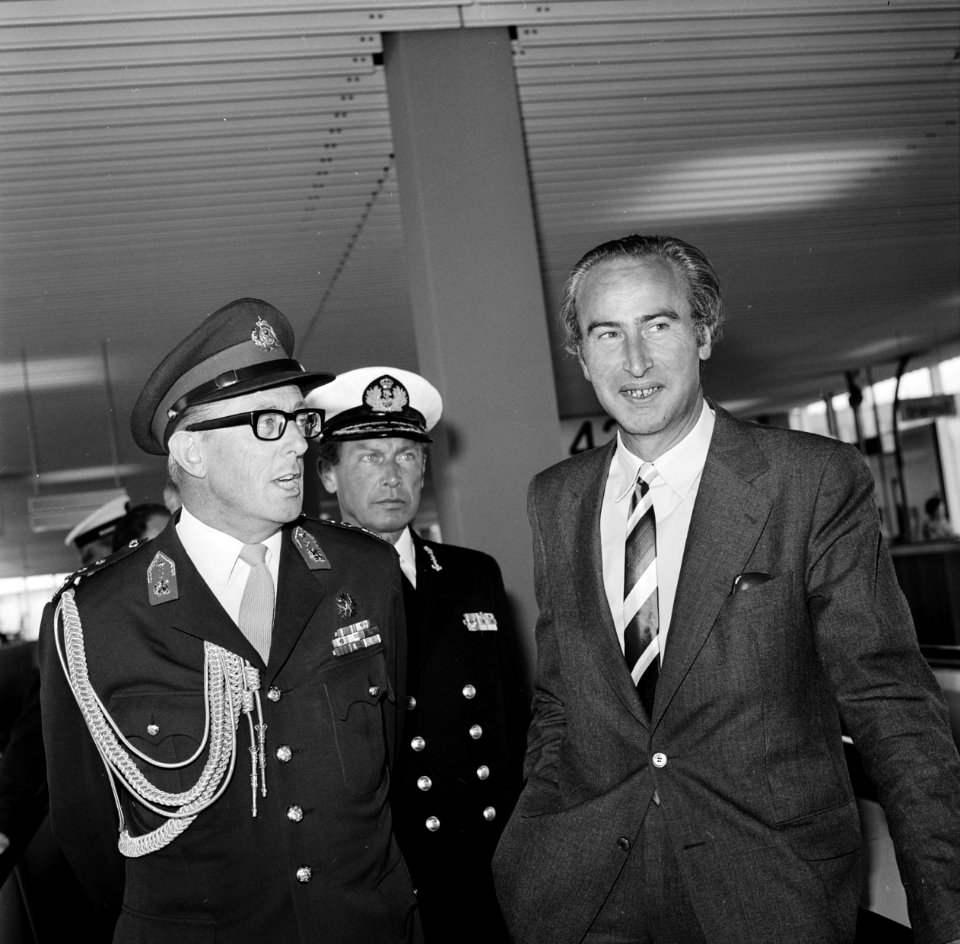 Minister Vredeling (rechts) en Generaal Van Rijn vertrekken van Schiphol naar Ne, Bestanddeelnr 926-6228