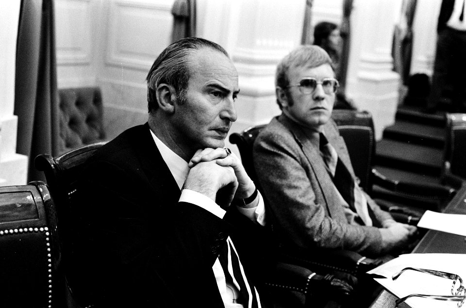 Minister Vredeling (links) en staatssecretaris Stemerdink, Bestanddeelnr 927-9713