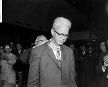 Minister Veldkamp terwijl hij de onderscheidingen uitreikt aan de heer Roemers, Bestanddeelnr 918-3506