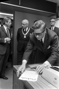 Minister Veringa na de opening, op de achtergrond met ambtsketting burgemeester…, Bestanddeelnr 924-3821