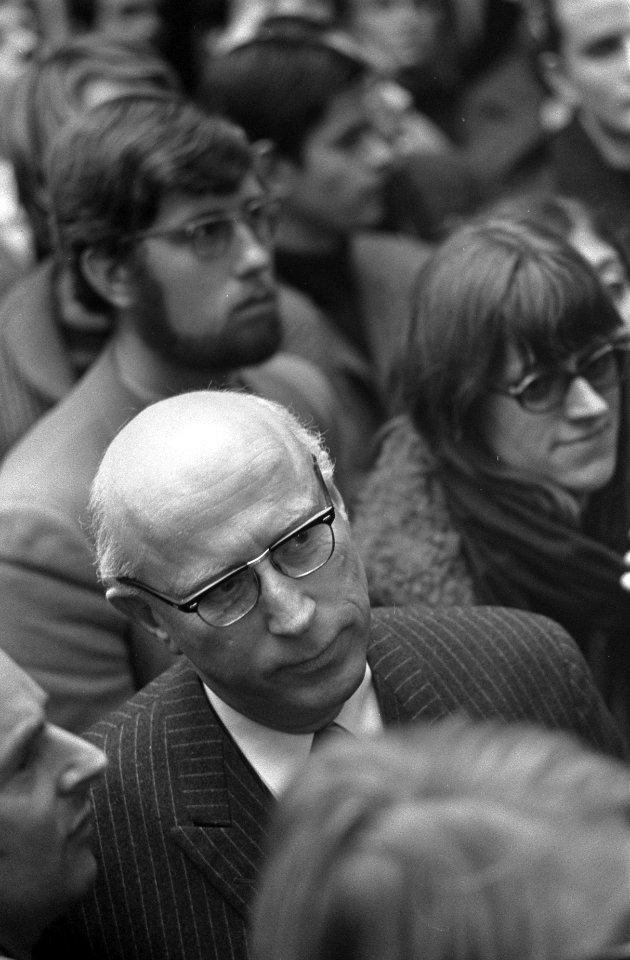 Minister Veringa discussieert met studenten in Oudemanshuispoort Paul Verhey (vo, Bestanddeelnr 921-9141