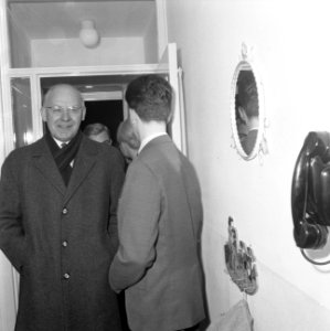 Minister Vondeling op huisbezoek, Bestanddeelnr 918-9562
