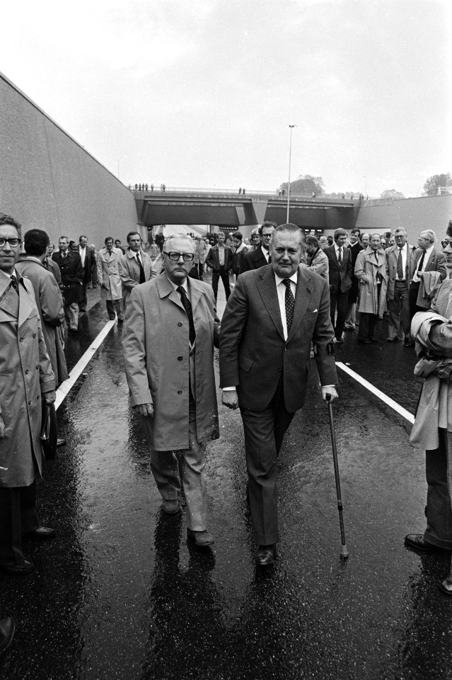 Minister Zeevalking (rechts) en ceremoniemeester de heer De Winter na de opening, Bestanddeelnr 931-7258