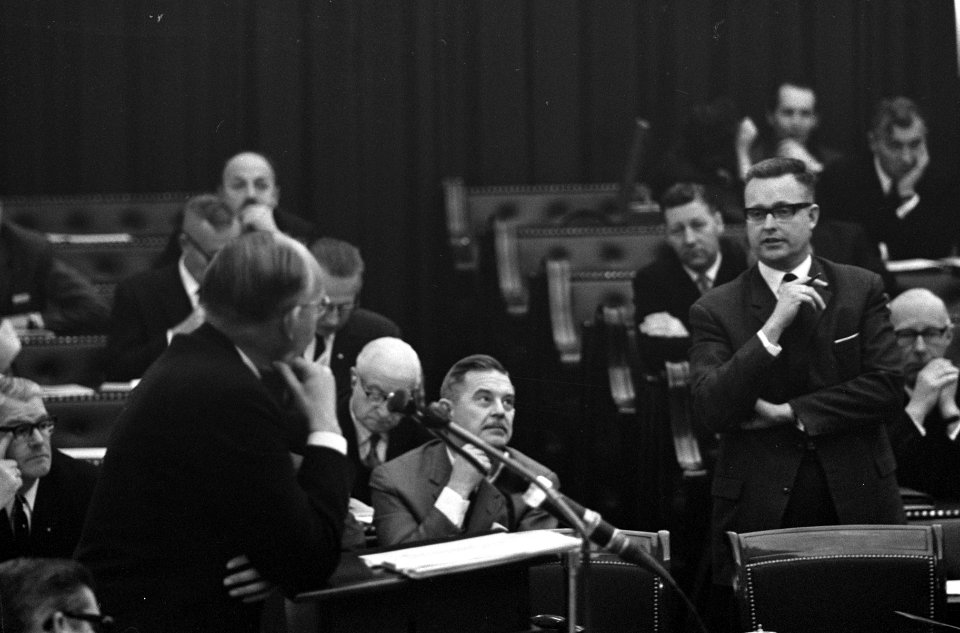 Minister Vondeling tijdens een redevoering terwijl de heer Scholten van de CHU …, Bestanddeelnr 918-4942