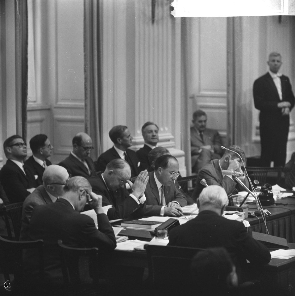 Minister Vondeling van Financiën tijdens een betoog, Bestanddeelnr 918-3101