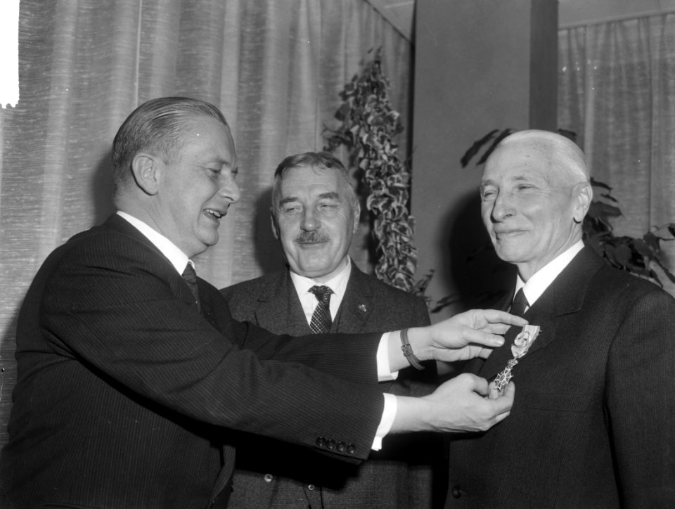 Minister Y. Scholten Bumahuis in Amsterdam geopend, v.l.n.r. minister Y. Scholte, Bestanddeelnr 917-2419