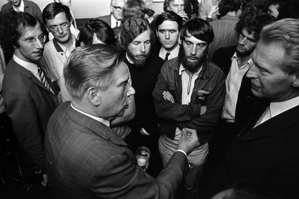 Minister Veringa discussieerde met studenten over zijn wetsontwerp in societeit , Bestanddeelnr 923-5738