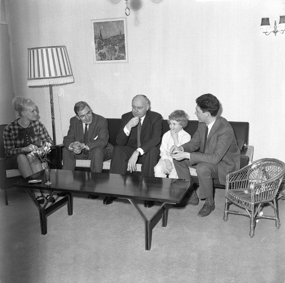 Minister Vondeling op huisbezoek, Minister Vondeling op bezoek bij familie Welli, Bestanddeelnr 918-9558