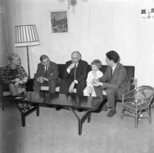 Minister Vondeling op huisbezoek, Minister Vondeling op bezoek bij familie Welli, Bestanddeelnr 918-9558