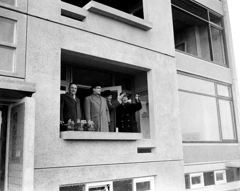 Minister Witte bezoekt woningbouw Rijswijk Van links drs A Th Bogaardt (burg, Bestanddeelnr 908-2842