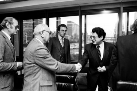 Minister Van Thijn sprak met ambtenarenbonden. Minister Van Thijn (l.) begroet A, Bestanddeelnr 932-0160