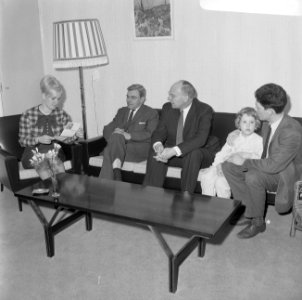 Minister Vondeling op huisbezoek, Bestanddeelnr 918-9563