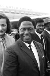 Minister van Marine van Nigeria dhr MBou uit Lagos op Schiphol aangekomen, Bestanddeelnr 915-3785