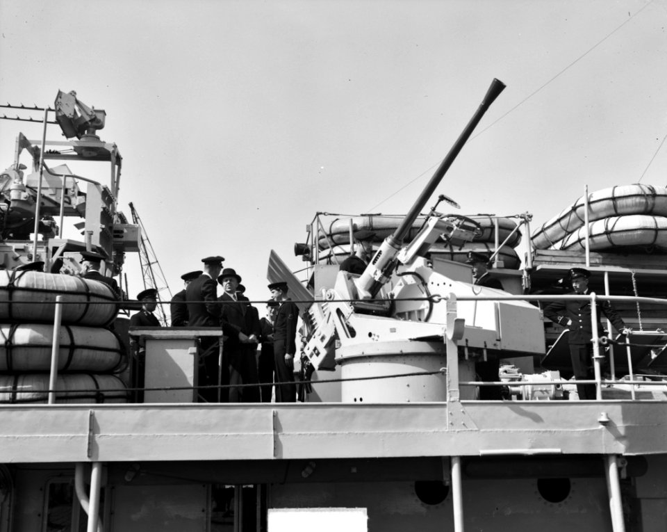 Minister van Oorlog en Marine Ir. C. Staf bezoekt Tromp Smaldeel, Bestanddeelnr 904-5474