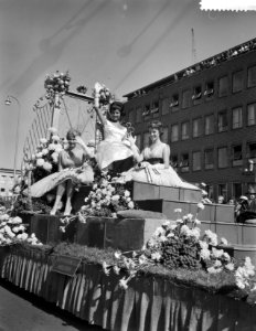 Minister van Landbouw mr V G M Marijnen ontvangt de druivenprinses, de druiv, Bestanddeelnr 910-6406